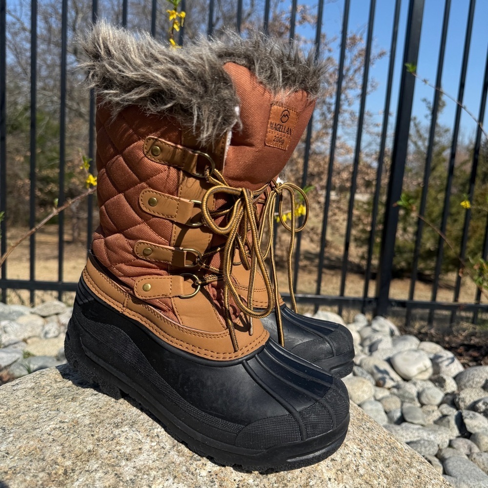 Magellan Outdoors Duck Boots Womens Brown/Black Faux Fur Trim Lace-Up Size 9B